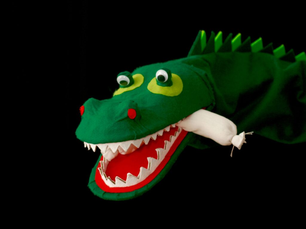 Das Krokodil hart tasächlich eine Weißwurst im Maul. Foto: KasperlsSpuikastl